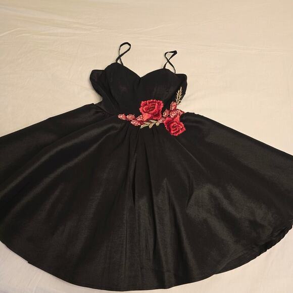 Black Mini Dress Sz S Sweetheart Embroided Rose Applique Strappy Whimsigoth Y2K - Picture 7 of 11